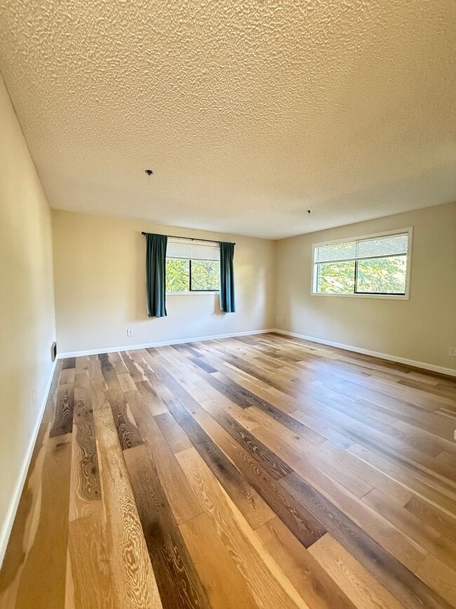 Building Photo - Well Maintained 2BD/2BTH Lynnwood Condo for Lease in Gated Community!