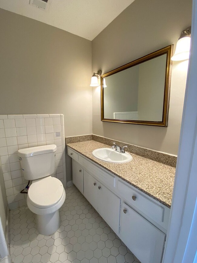 Building Photo - 3 bedroom 2 bathroom near Sycamore View an...