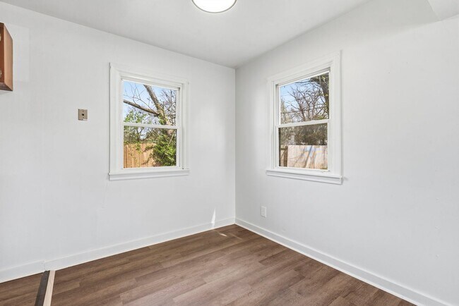 Building Photo - 1 Bedroom | 1 Bathroom | House with Carport | Located on a Quiet Street| Lawn Care and Trash Incl...