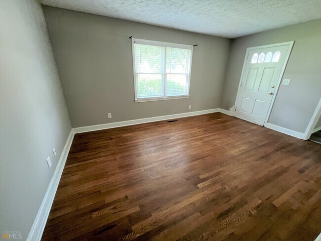 Building Photo - 4105 Rose Ln NE