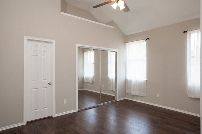 Building Photo - 653 Spring Valley Rd
