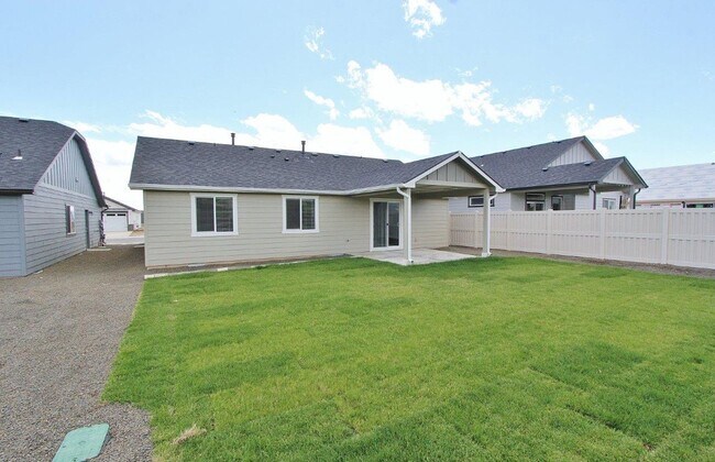 Building Photo - Immaculate Single-Level Home in a Quiet Ne...