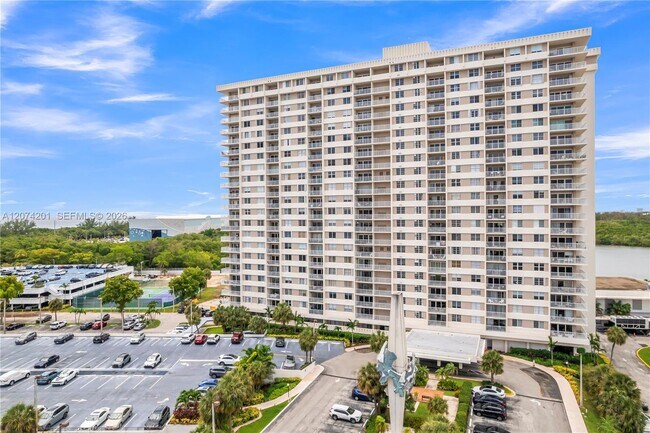 Building Photo - 300 Bayview Dr