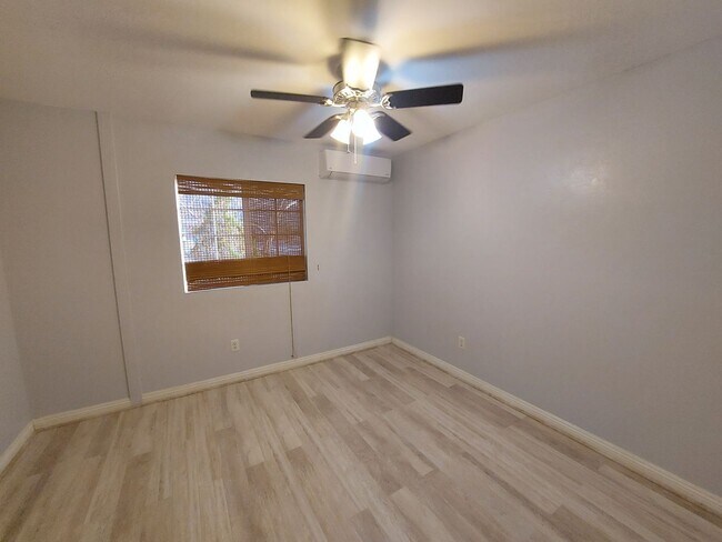 Building Photo - Cozy 2 Bedroom w/ Den close to JTNP