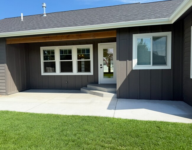 Building Photo - Stunning Kalispell Home in Silverbrook nei...