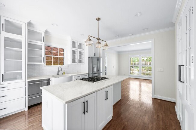 Building Photo - Awesome 3BE/2BA home in the heart of Green...