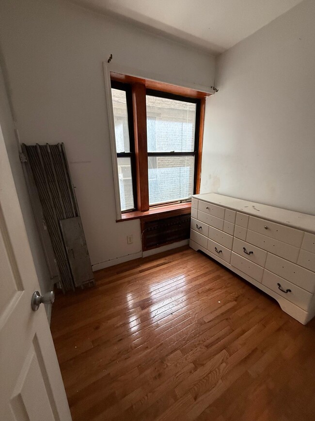 Building Photo - 415 E 187th St