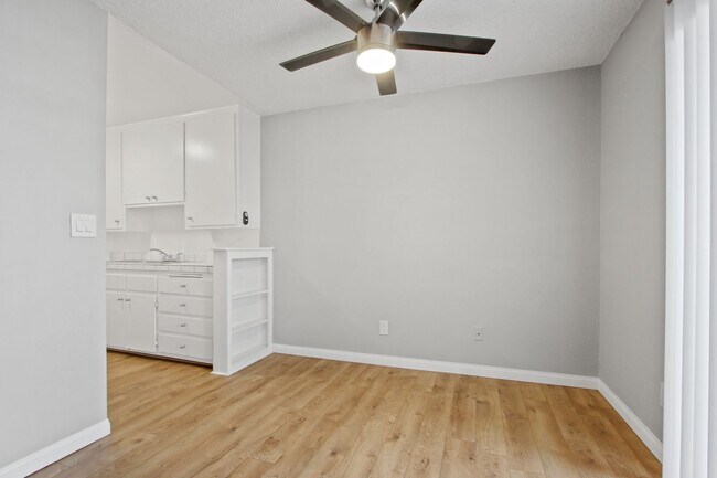 Interior Photo - 3625 Mentone Ave