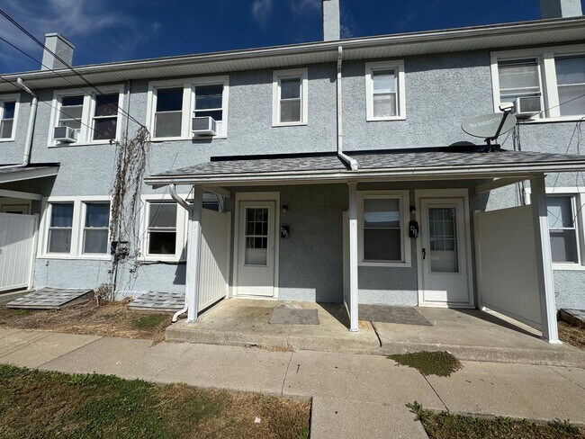 Building Photo - 2 Bed, 1 Bath Townhome Across from Stephen...