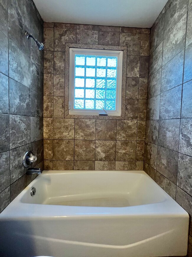 Building Photo - Spacious 3 Bed 2 Bath House in Central For...