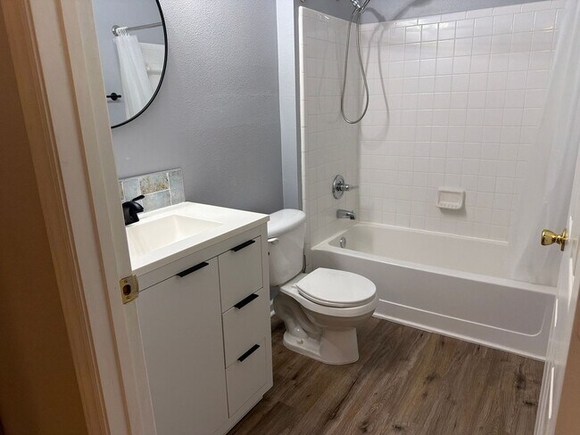 Building Photo - Three Bedroom Updated First Floor Condo at The Legends