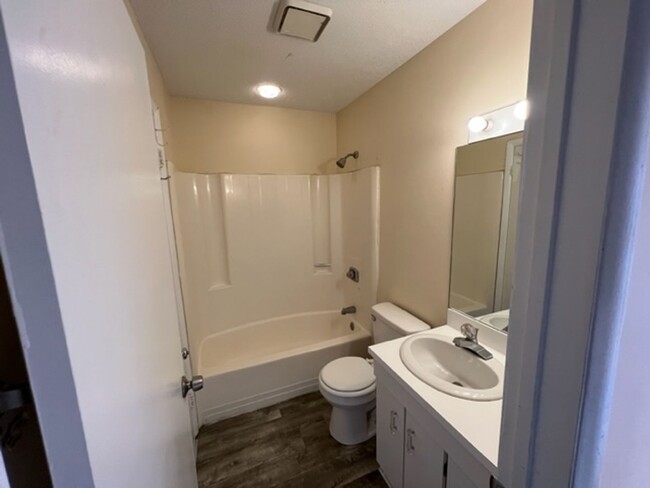 Building Photo - Distinguished 2-Bed Townhouse w/ In-Unit L...