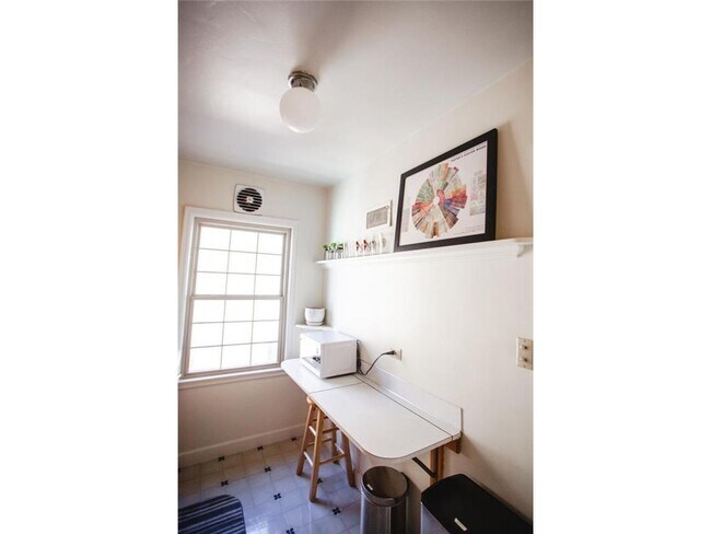 Building Photo - 521 5th Ave SE