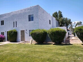 Building Photo - Town home on 47 Dr