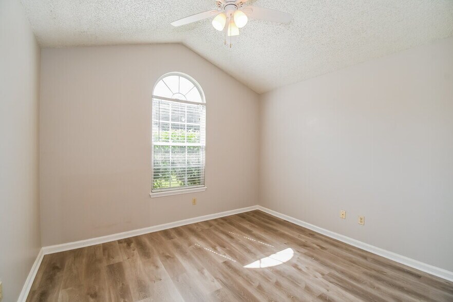 Building Photo - 4461 Cobblefield Cir W
