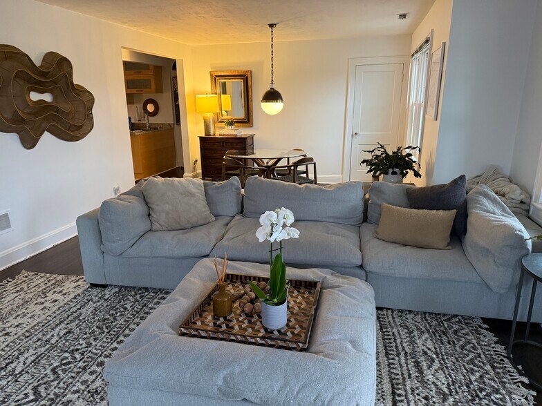 Building Photo - 1946 Guilford Rd