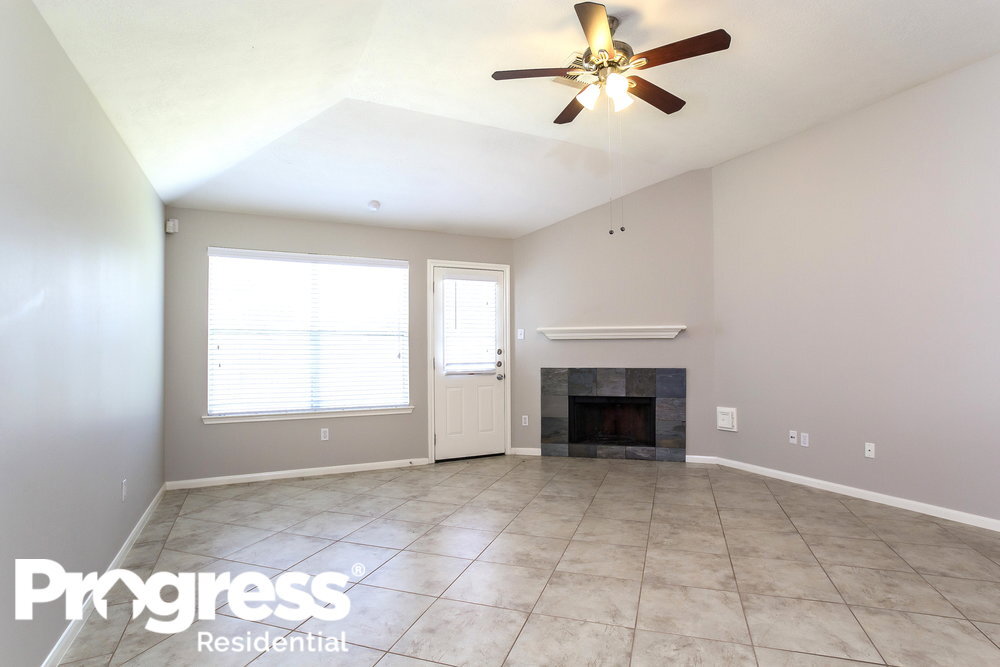 Building Photo - 2447 Halstead Dr