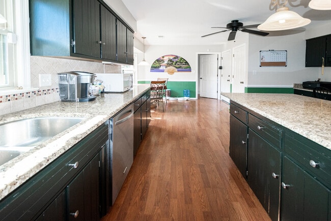 Building Photo - GORGEOUS 5 BEDROOM HOME LOCATED IN SALEM W...