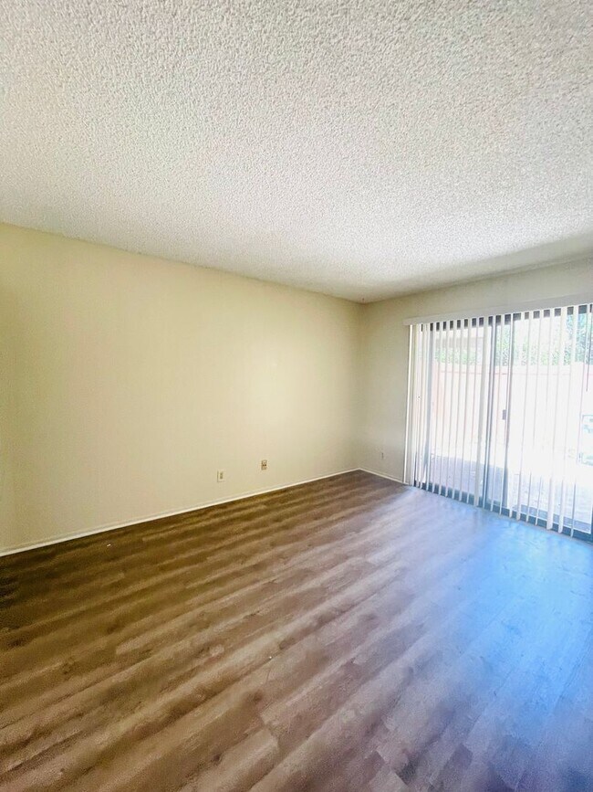Building Photo - Your perfect Ventura retreat—spacious 3 be...