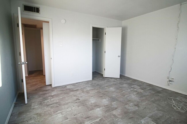 Building Photo - Spacious 2 bedroom 1 bath townhouse in San...