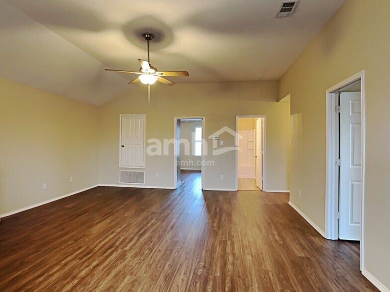 Building Photo - 1100 Oakbrook St