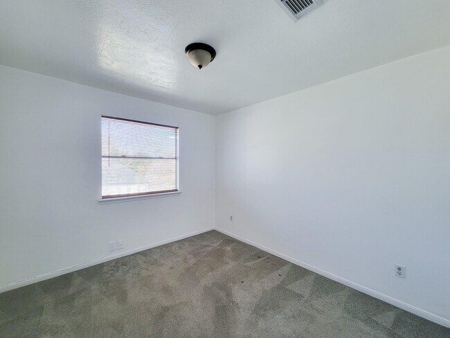 Building Photo - 17614 Glenmark Dr