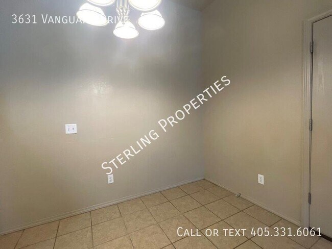 Building Photo - 3631 Vanguard Dr