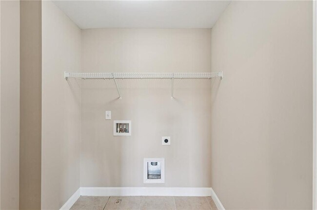 Building Photo - 6370 Shiloh Woods Dr