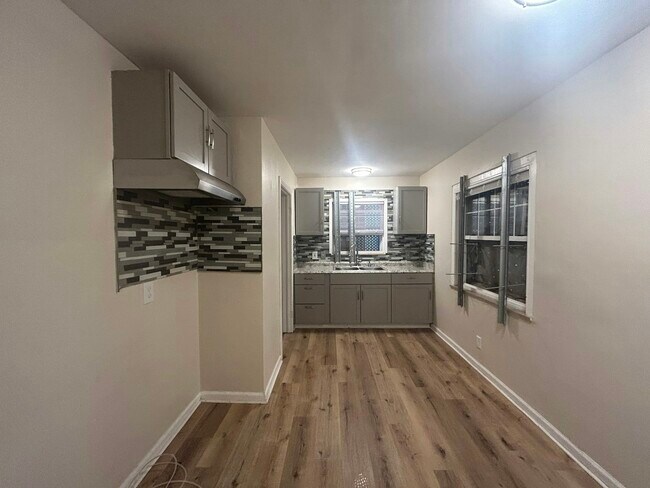 Building Photo - 5070 Lafontaine St
