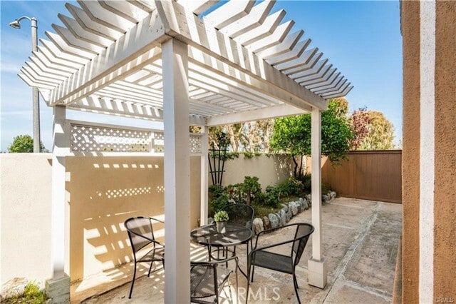 Building Photo - 2528 Plaza del Amo