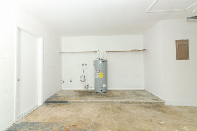 Building Photo - Sanford Home - 3/2 with garage and huge yard