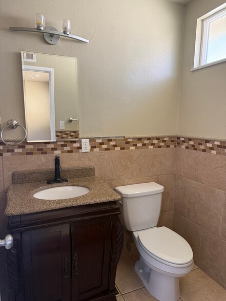 Building Photo - 4692 Tajo Dr