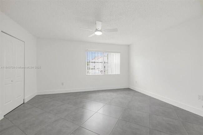 Building Photo - 9407 Fontainebleau Blvd