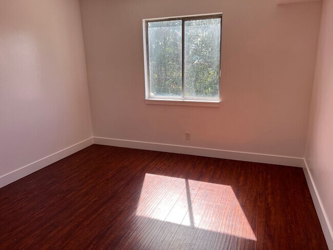 Building Photo - 68 E 200 S