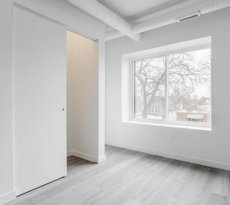 Building Photo - 1704 W Glenlake Ave