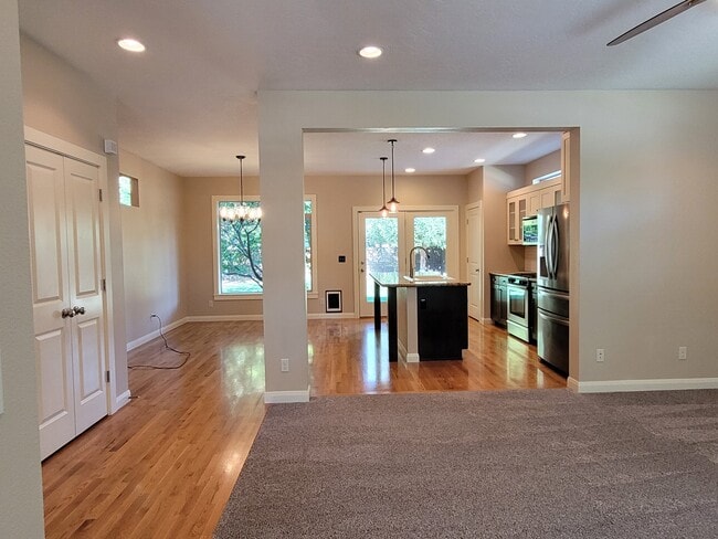 Building Photo - 608 W Laughton Dr