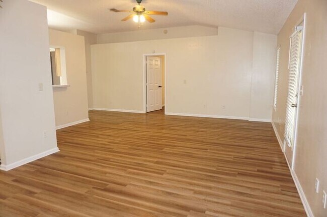 Building Photo - 3 Bedroom Home With Garage