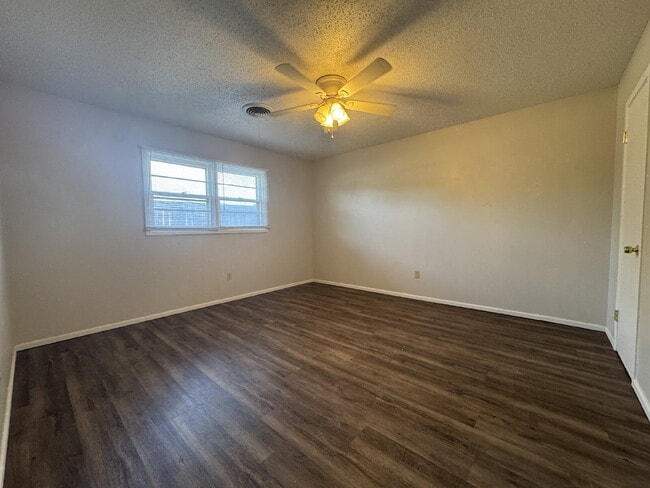 Building Photo - Newly updated, spacious 2 bedroom - Half o...