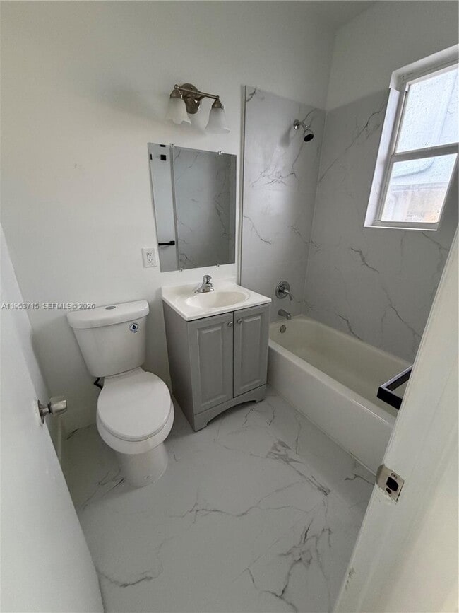 Building Photo - 2160 Bay Dr