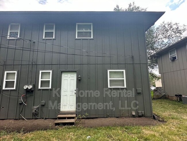 Building Photo - 222 N Oak Dr