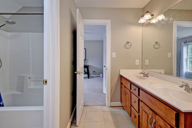 Building Photo - Spacious 5BR/4BA Home in Yorktown – Convenient Location and Comfortable Living