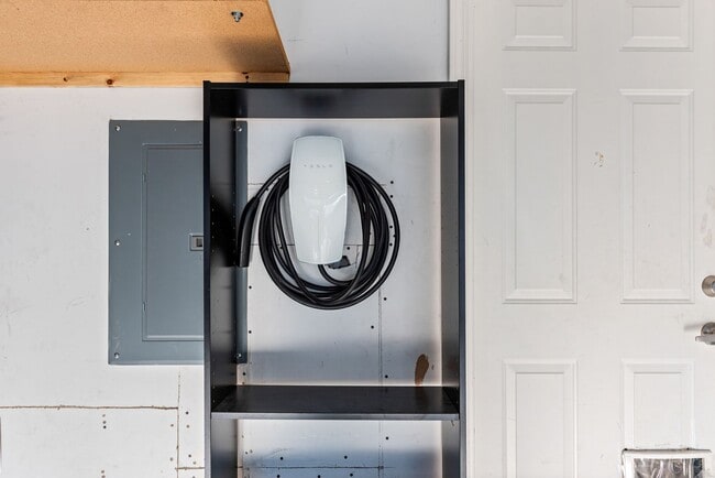 Building Photo - Well-appointed 3-Bedroom Townhome Near Downtown Kenmore & Bothell