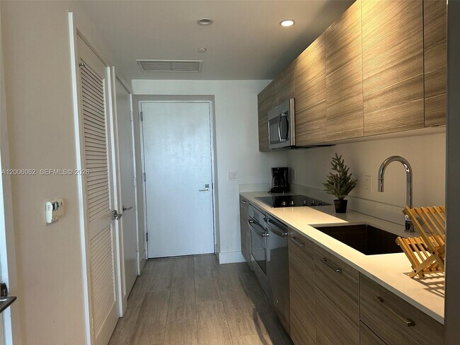 Building Photo - 121 NE 34th St