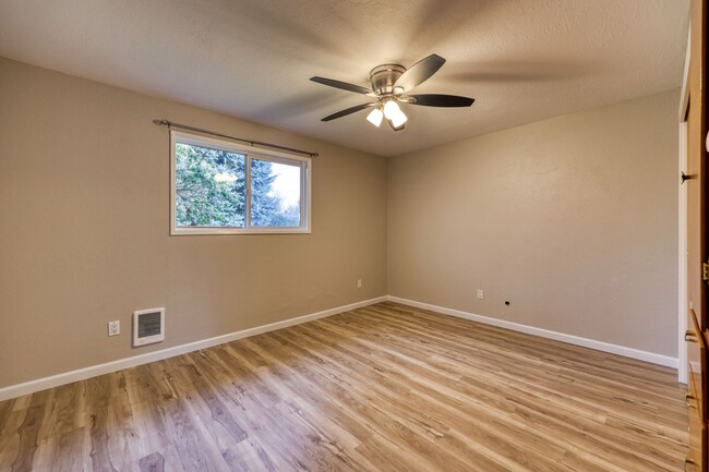 Building Photo - Move in Ready! Desirable Tumwater Hill 196...