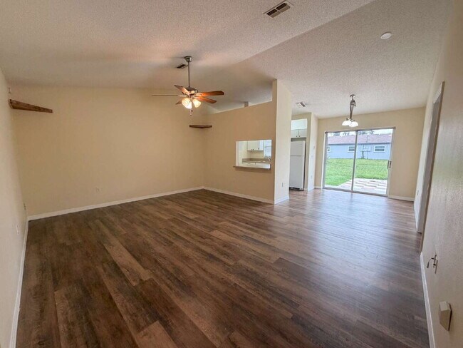 Building Photo - 10297 Hemlock St