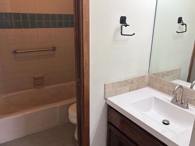 Building Photo - Classic Studio in the Heart of Downtown Sa...