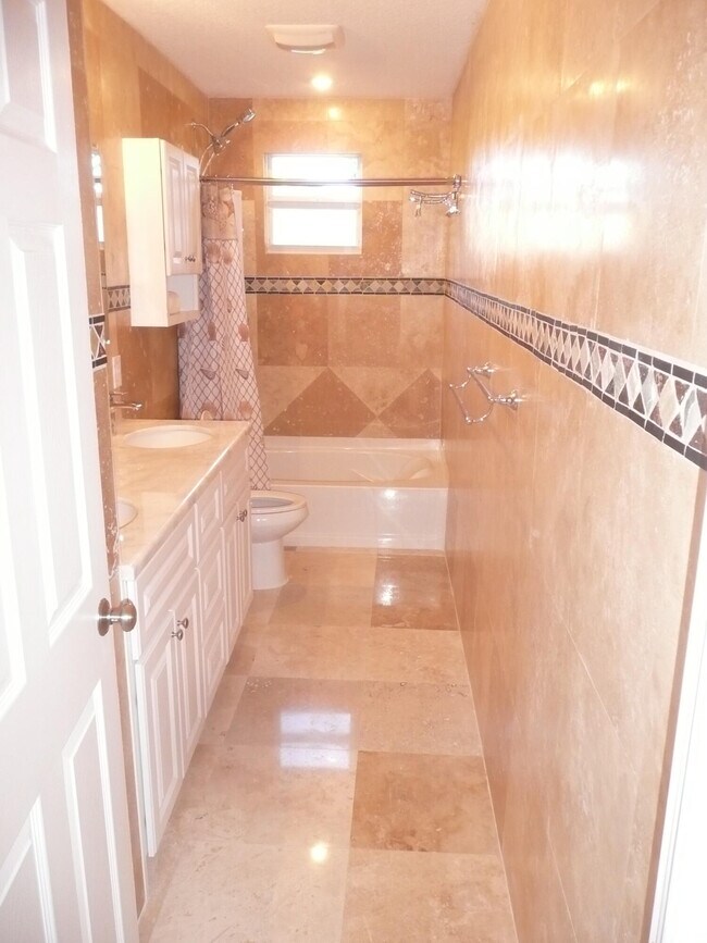 Building Photo - 525 24th Ave N