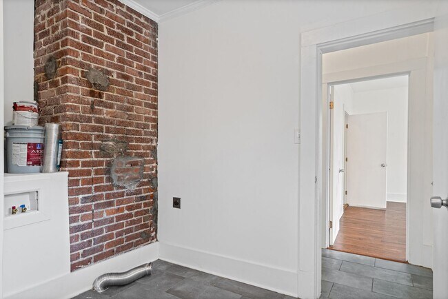Building Photo - 930 N Evergreen St
