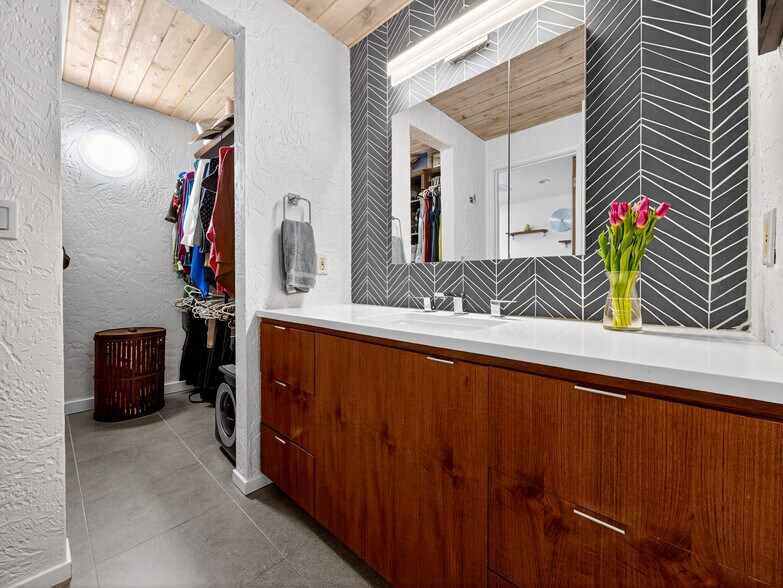 Building Photo - 10956 SE Azar Dr