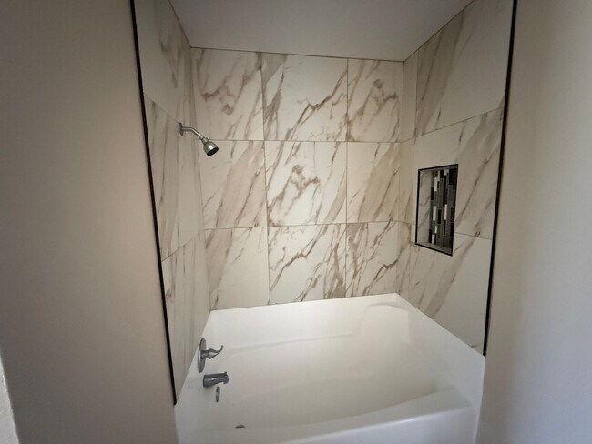 Building Photo - Duplex! 2 bedrooms 2 bathrooms